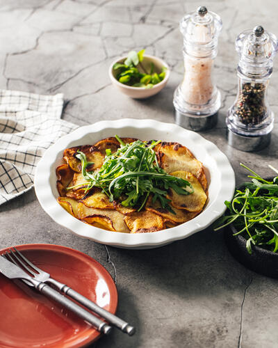 Картофельная запеканка с овощами и руколой